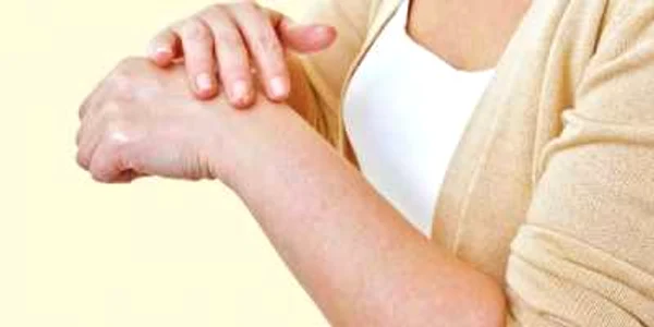 În primă fază, trebuie  să cureţi zona şi să aplici comprese reci  