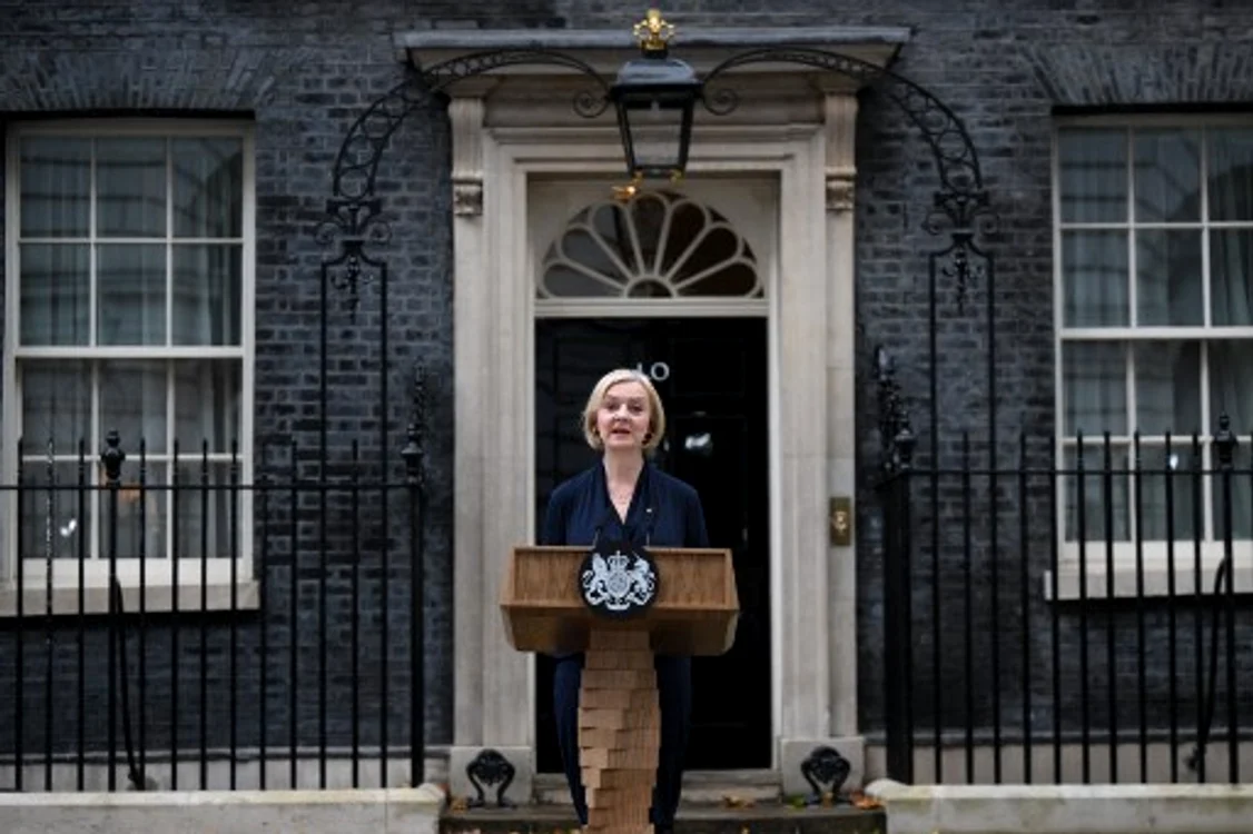 Liz Truss, în fața reședinței premierului britanic, anunță că demisionează
