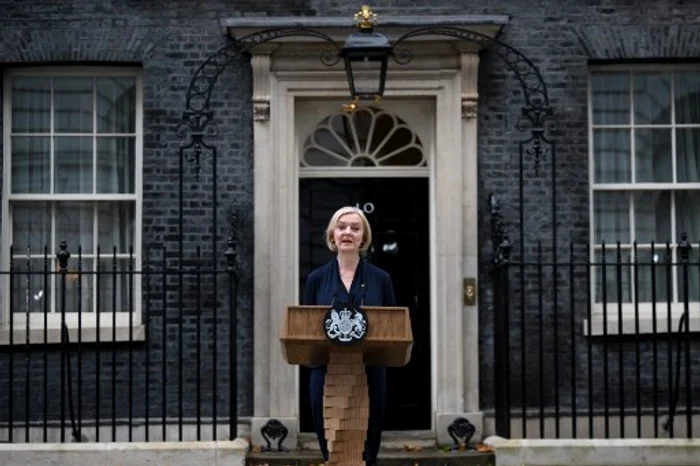 Liz Truss, în fața reședinței premierului britanic, anunță că demisionează