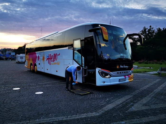 Șoferul a pus la intrare un covoraș stropit cu soluție dezinfectantă