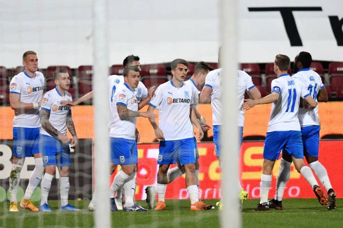 
    Ivan, felicitat de coechipieri după deschiderea scoruluiFOTO: Sportpictures.eu  