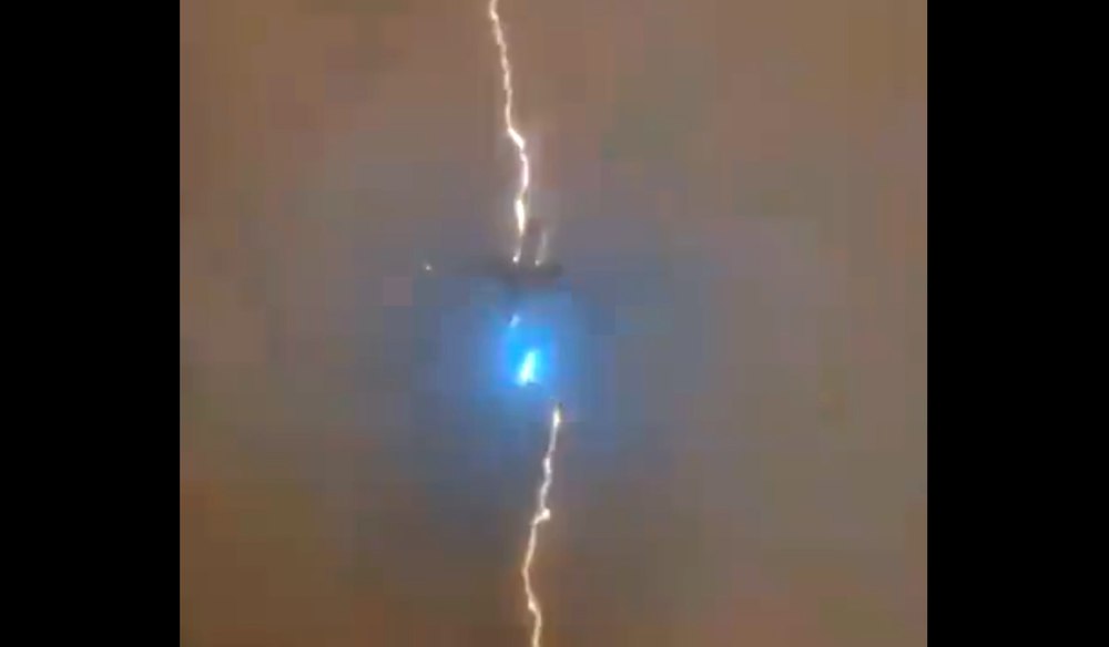 Imagini uimitoare cu un avion lovit de fulger imediat după decolare. Cât de dese sunt astfel de evenimente VIDEO