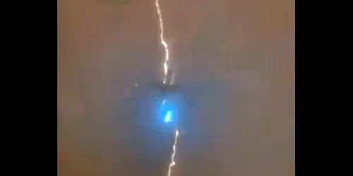 avion lovit de fulger jpg