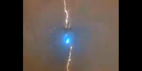avion lovit de fulger jpg