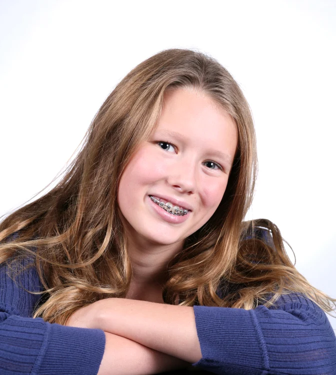 1 fata aparat dinti shutterstock 8124370 jpg jpeg