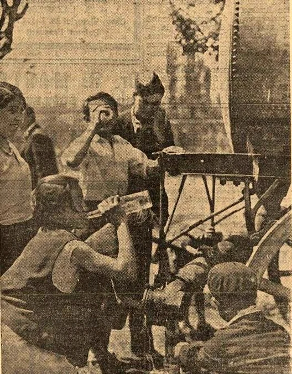 Localnicii beau apă de la cisternele stradale. Foto: Realitatea Ilustrată 1939