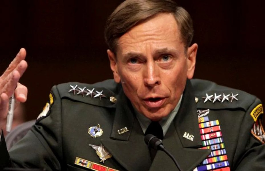 Generalul David Petraeus: Trupele ucrainene s-au „adaptat impresionant” la liniile de apărare ruseşti