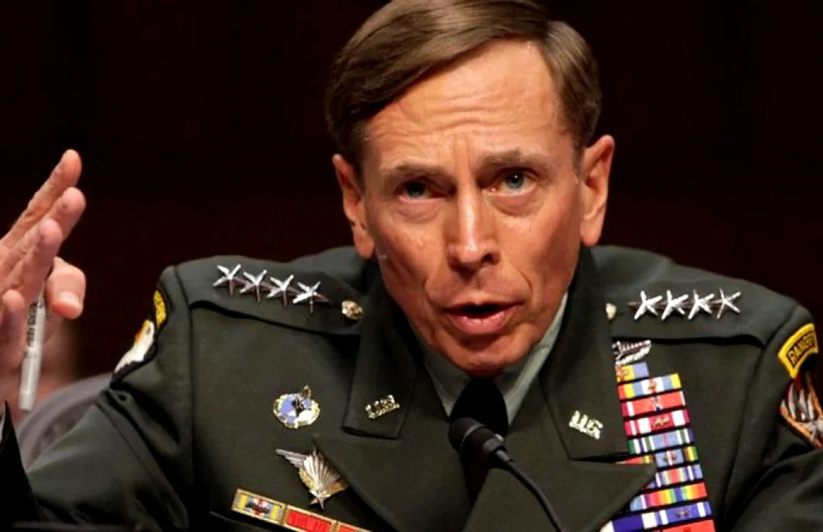David Petraeus aoreciază modul în care lupta ucrainenii