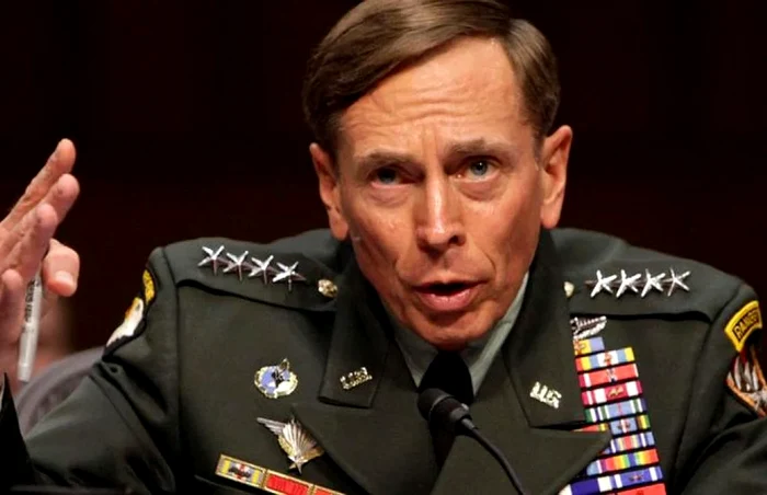 David Petraeus aoreciază modul în care lupta ucrainenii
