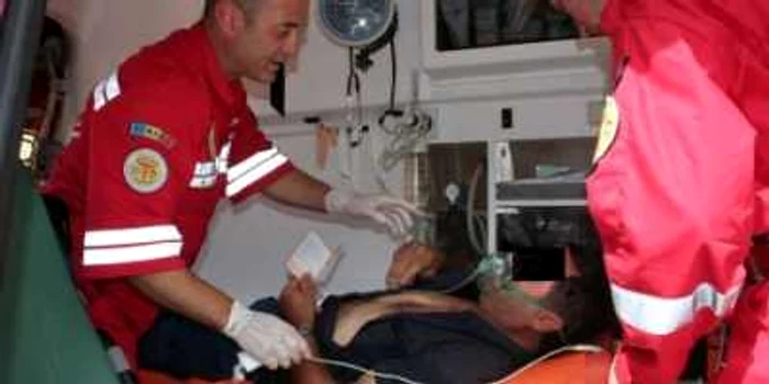 Victima a primit îngrijiri medicale şi a fost transportată la spital.