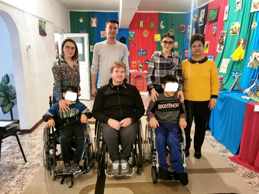 Ricardo (în dreapta fotografiei) are un scaun cu rotile adaptat nevoilor sale FOTO DGASPC Neamț
