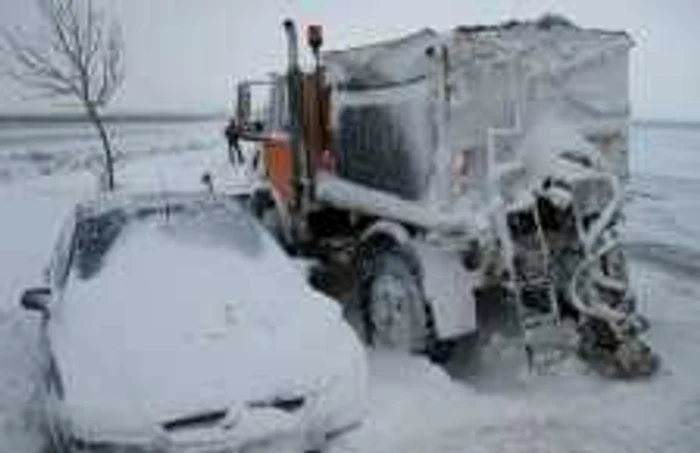 Maşinile sunt blocate între nămeţi