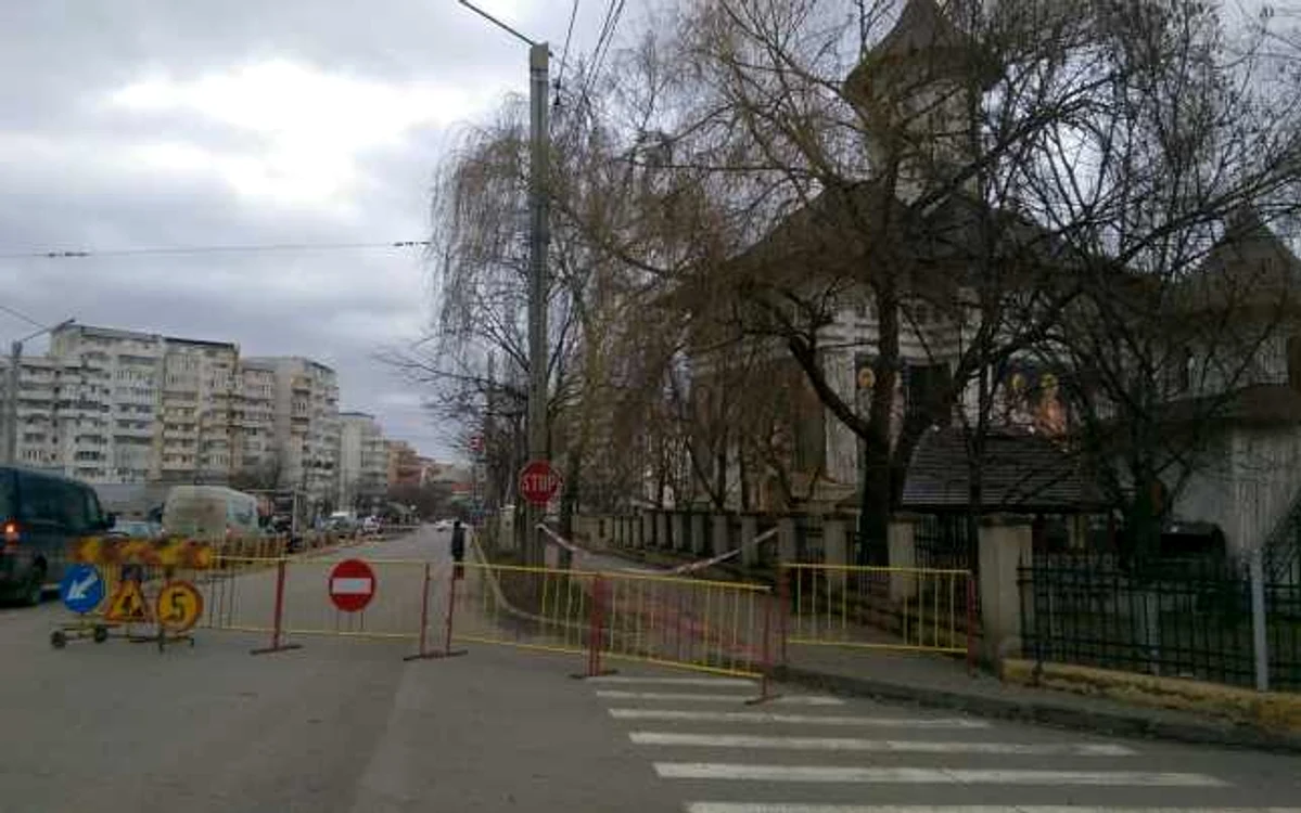 Porţiune de Şoseaua Nicolina se surpă, iar traficul este direcţionat pe o singură bandă