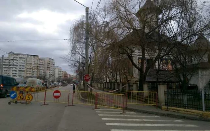 Porţiune de Şoseaua Nicolina se surpă, iar traficul este direcţionat pe o singură bandă