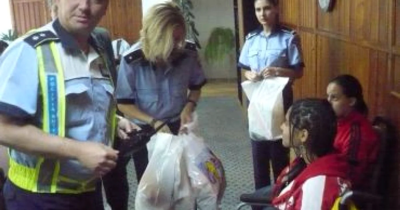Pitesti: Poliţiştii au dat cadouri copiilor victime ale accidentelor rutiere