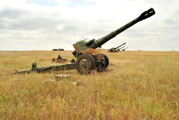 Obuzierul D-20 (© Wikimedia Commons)