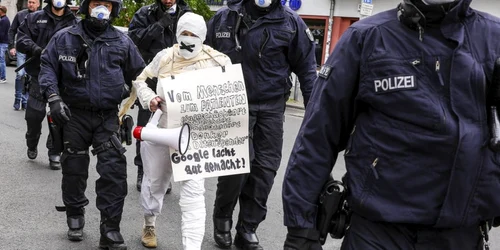 Proteste la Berlin faţă de restricţiile cauzate de coronavirus arestari politie FOTO EPA-EFE /  Omer Messinger