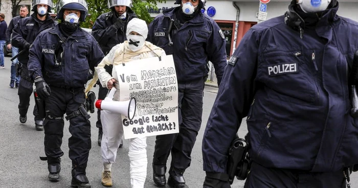 Proteste la Berlin faţă de restricţiile impuse pentru compaterea Pandemiei Covid-19