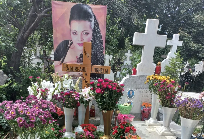 
    Mormântul Corneliei Catanga este acoperit de florifoto: Facebook  