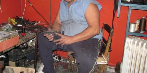 Denes Gereben a deschis atelierul după ce a urmat cursuri de pantofar