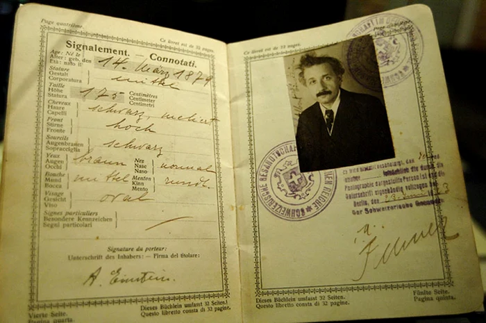 Fotografia lui Albert Einstein din paşaportul elveţian, cetăţenie pe care a primit-o în 1899. FOTO The Guardian