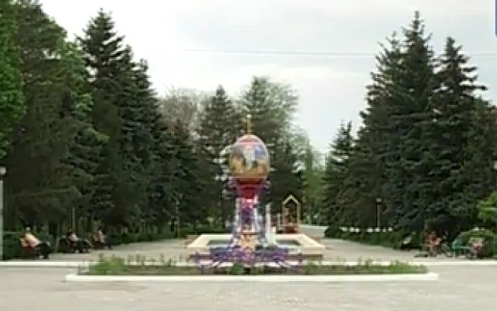 Oul decorativ a fost instalat în centrul oraşului FOTO: captură video protv.md