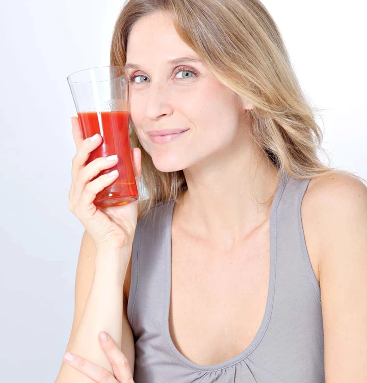 
    Roşiile sunt resurse bogate de vitamine şi minerale. 100g de roşii pe zi îţi oferă peste 25% din necesarul de vitaminele C şi A. În plus, asigură un conţinut important de minerale precum sodiu, potasiu, magneziu şi fosfor.  