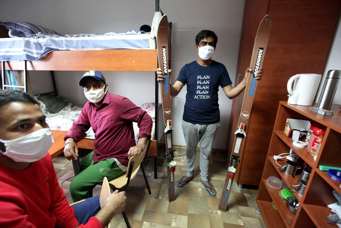 De abia așteaptă iarna: își pregătesc schiurile