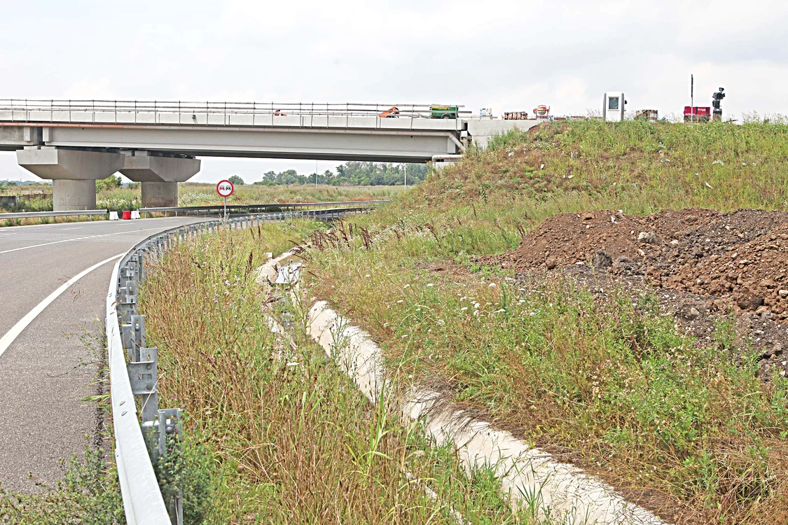 Muncitorii montează barele de protecţie şi pun stâlpii de iluminat pe pasajul car supratraversează Centura