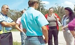 Iulian Stroe i a oprit  la poartă pe cei de  la Protecţia Copilului jpeg