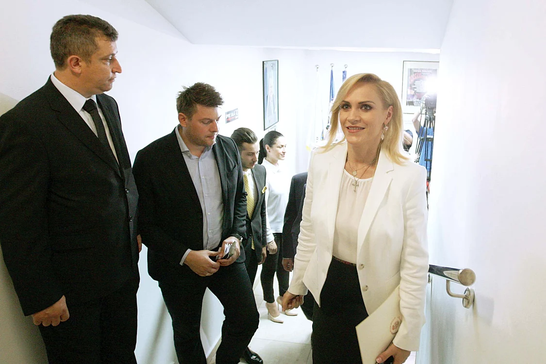 
    La ceremonia de depunere a jurământului a ales tot o bluză şi un sacou albeFoto: David Muntean  
