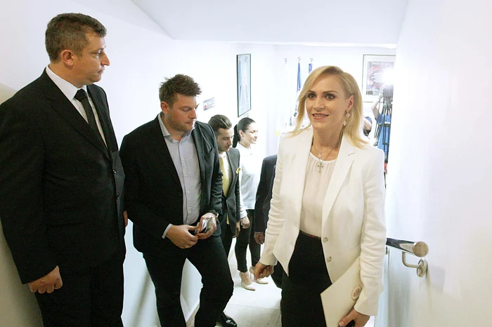 La ceremonia de depunere a jurământului a ales tot o bluză şi un sacou albeFoto: David Muntean