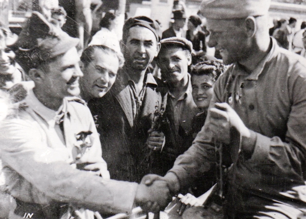 Intrarea Armatei Sovietice în București, la 30 august 1944 (© „Fototeca online a comunismului românesc”, cota: 56/1944)