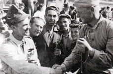 Intrarea Armatei Sovietice în București, la 30 august 1944 (© „Fototeca online a comunismului românesc”, cota: 56/1944)