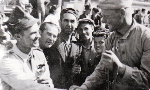Intrarea Armatei Sovietice în București, la 30 august 1944 (© „Fototeca online a comunismului românesc”, cota: 56/1944)