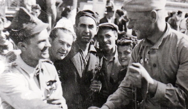 Intrarea Armatei Sovietice în București, la 30 august 1944 (© „Fototeca online a comunismului românesc”, cota: 56/1944)