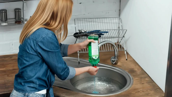 Cum să desfunzi scurgerea de la chiuvetă în 60 de secunde.