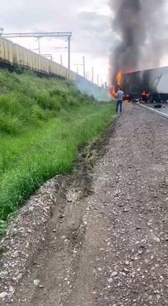 Imagini cu un tir în flăcări după ce s-a izbit de o autoutilitară plină cu făină. Fumul gros a acoperit cerul VIDEO