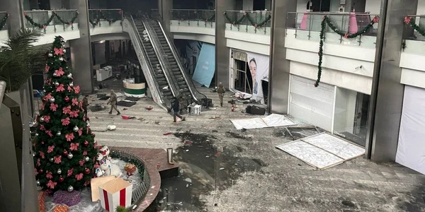 Grupuri de protestatari au incendiat şi jefuit clădiri publice şi magazine FOTO BBC