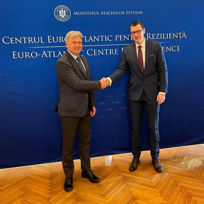 Ovidiu Raeţchi, preşedinte Centrului Euro-Atlantic pentru Rezilienţă, şi ambasadorul Victor Chirilă FOTO Arhivă personal EARC / Facebook