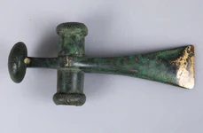 Topor din depozitul de bronzuri descoperit la Drajna de Jos (© Muzeul Național de Istorie a României)