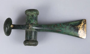 Topor din depozitul de bronzuri descoperit la Drajna de Jos (© Muzeul Național de Istorie a României)