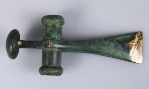 Topor din depozitul de bronzuri descoperit la Drajna de Jos (© Muzeul Național de Istorie a României)