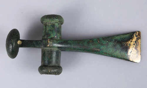 Topor din depozitul de bronzuri descoperit la Drajna de Jos (© Muzeul Național de Istorie a României)
