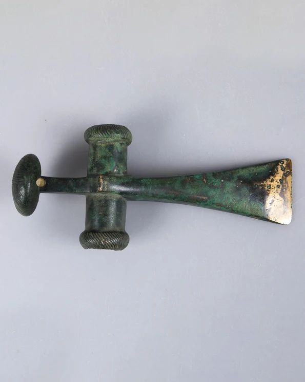 Topor din depozitul de bronzuri descoperit la Drajna de Jos (© Muzeul Național de Istorie a României)