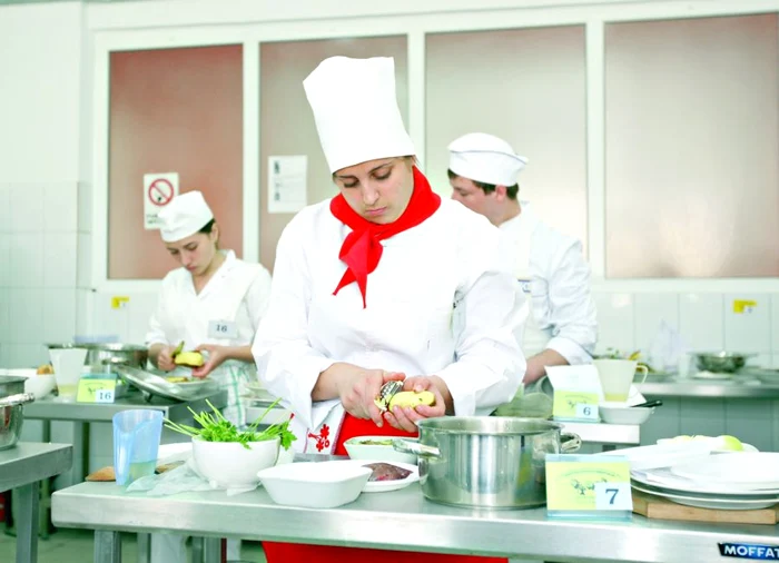 
    Va fi organizat pentru absolvenţii clasei a IX-a, la cursuri de zi.  