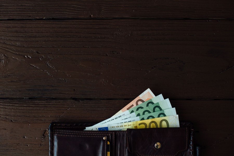 Salariile românilor s-au modificat drastic în 2023. Care a fost cea mai consistentă remunerație