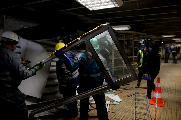 
    Evacuarea spaţiilor comerciale a început la staţia de metrou Ştefan cel MareInquam Photos / George Calin  