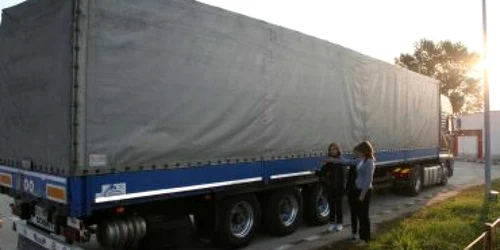 Satu Mare: Au încercat să iasă din ţară ascunse printre scânduri