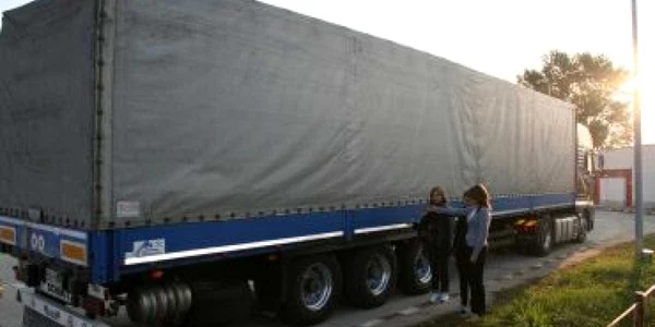 Satu Mare: Au încercat să iasă din ţară ascunse printre scânduri